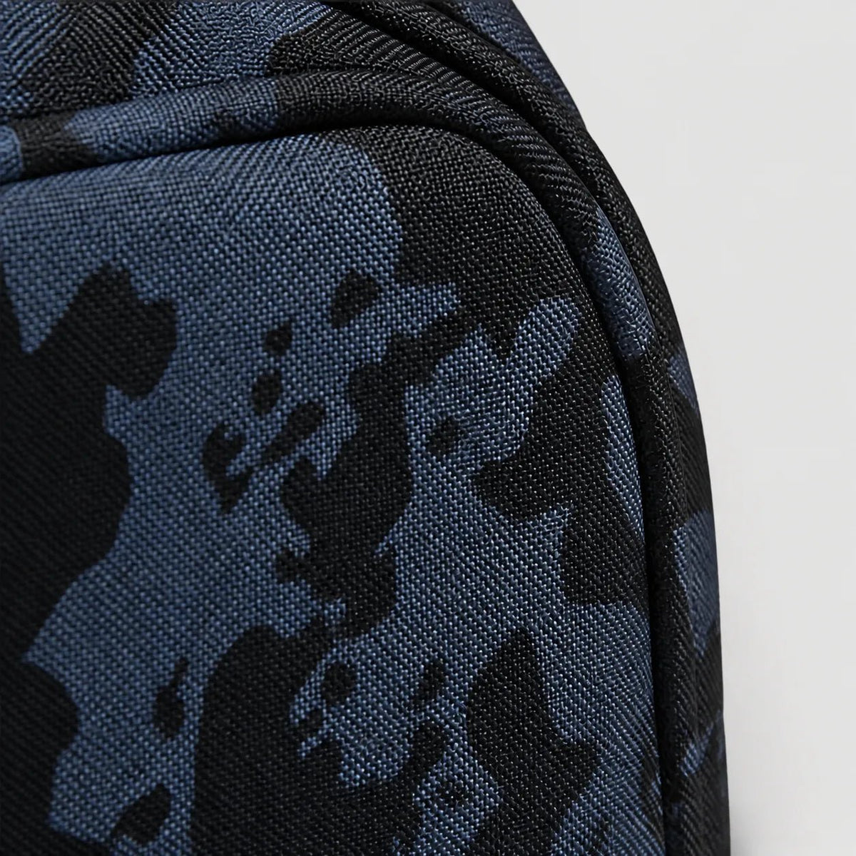 Gros plan sur le tissu 900D déperlant camouflage bleu du sac à dos de pêche 45L Sillure
