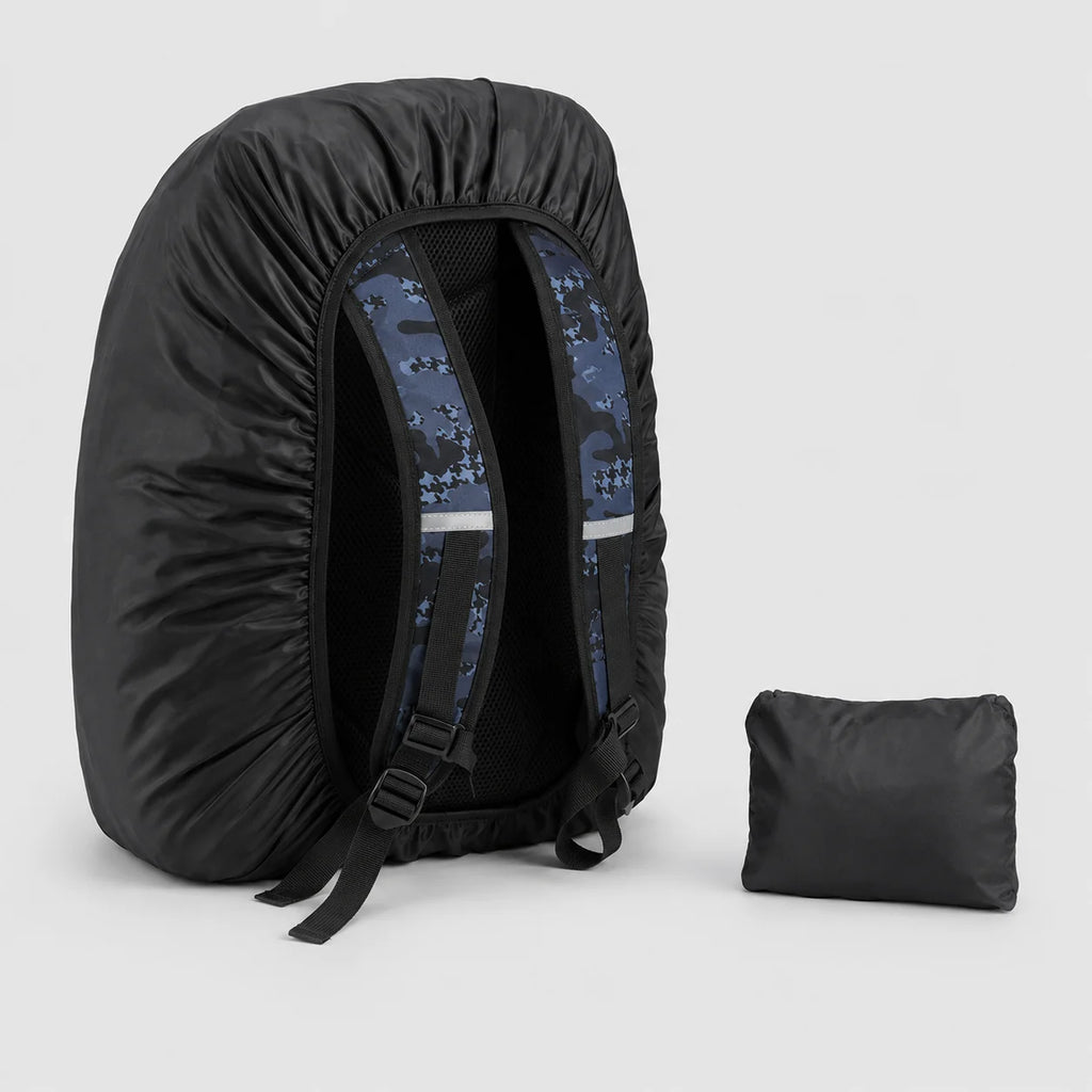 Housse de pluie du sac à dos de pêche 45L Sillure installée sur le sac et repliée dans sa pochette